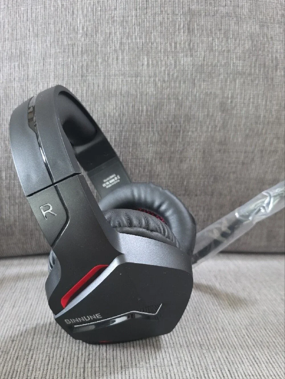 Binnune Black and Red Wireless Gaming Headset BW01, New In Box.